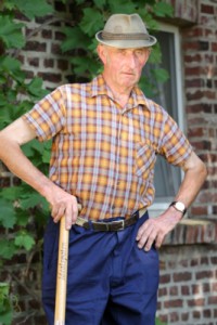 Gerhard - Der rüstige Hühnerwirt. Mit mehr als 200 Tieren lebt Gerhard alleine auf seinem Hof in der Oberlausitz. Der 67-jährige Sachse ist seit 34 Jahren geschieden und seine letzte Beziehung endete vor einem Jahr nach 15 Jahren. Und da Gerhard auf keinen Fall alleine bleiben möchte, wünscht er sich jetzt eine neue Frau an seiner Seite.  (c) RTL / Stefan Gregorowius 