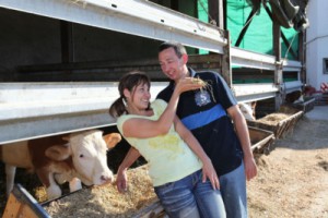 Harald - Der charmante Schweinebauer aus Bayern. Der 43-jährige aus Mittelfranken lebt seit dem Tod seiner Eltern alleine und einsam auf seinem Hof (70 Hektar, Mischbetrieb, Ackerbau, Rindvieh und Schweinemast, 500 Schweine, 30 Rinder, 40 Kälber). Die letzte Beziehung des begeisterten Motorradfahrers ist über 15 Jahre her. Auf dem Scheunenfest hat er die gebürtige Kubanerin Janet (26) aus Nordrhein-Westfalen für eine Woche auf seinen Hof eingeladen.  (c) RTL / Stefan Gregorowius