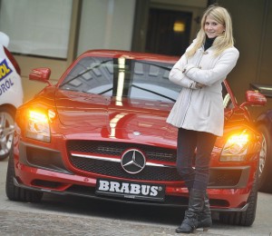 ESSEN MOTOR SHOW 2010 Anna liebt getunte Fahrzeuge vor allem den von Brabus veredelten, 571 PS starken Mercedes SLS AMG, der auch auf der Essen Motor Show vorgestellt wird. Auf der Essen Motor Show vom 27. November bis 5. Dezember 2010 präsentiert sich automobile Faszination in 18 Messehallen. Tuning, Motorsport, sportliche Serienautomobile und Classics die vier Ausstellungsbereiche bilden die Säulen der Motor-Messe, die in diesem Jahr auf noch mehr Sportlichkeit und Individualität setzt. Foto: Rainer Schimm/©MESSE ESSEN GmbH