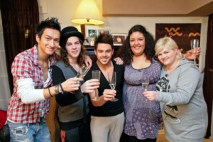 Das perfekte Promi Dinner X Factor Spezial V. l.: Anthony Thet, Mati Gavriel, Gastgeber Pino Severino, Gastgeber Pino Severino, Michelle Straubel, Nadine Stricker PW7, 13.02.11, 20:15 (c) Foto: VOX/Bernd-Michael Maurer/P157/PK