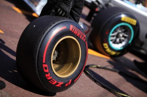 Pirellis roter PZero superweicher Reifen Monaco GP 2011 (c) Andrew Ferraro/LAT Photographic