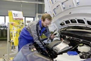 Mercedes-Benz B-Klasse NGT Serienfertigung - Band-Montage Montage des Niederdruckschlauchs; mittig angeordnet Steuergerät Gasanlage