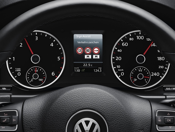 Neuer Tiguan mit Verkehrszeichenerkennung Sign Assist