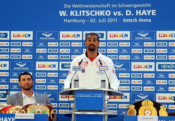 Wladimir Klitschko (li.) und David Haye (Mi.) (c) RTL / Stefan Hoyer Weltmeisterschaft im Schwergewicht Wladimir Klitschko und David Haye während der Pressekonferenz am 09.05.2011 in der Imtech Arena in Hamburg anlässlich ihres Boxkampfes am 02.07.2011 in Hamburg. (c) RTL / Stefan Hoyer