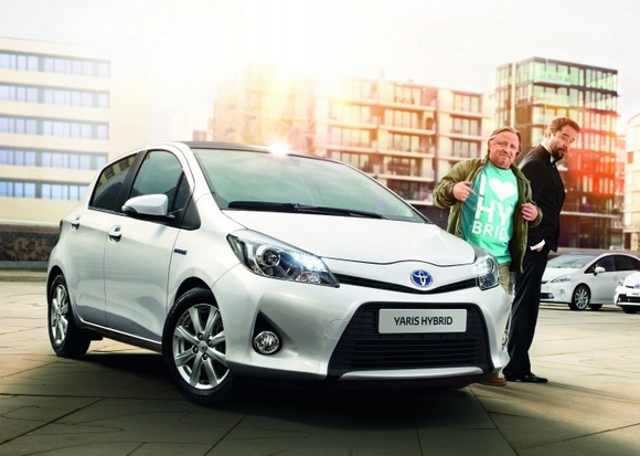 Jan Josef Liefers und Axel Prahl begleiten als Markenbotschafter die Toyota Hybrid-Sommer Kampagne © Toyota Jan Josef Liefers und Axel Prahl begleiten als Markenbotschafter die Toyota Hybrid-Sommer Kampagne © Toyota