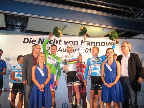 Nacht von Hannover 2010 Sieger Cadel Evans mit Alessandro Petacchi und Fabian Wegmann © Christel Weiher Nacht von Hannover 2010 Sieger Cadel Evans mit Alessandro Petacchi und Fabian Wegmann © Christel Weiher