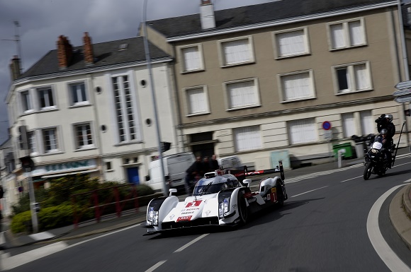 Neuer Audi R18 e-tron quattro auf den Straßen von Le Mans © Audi