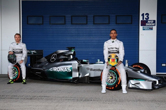 Formel 1 2014 Nico Rosberg und Lewis Hamilton bei der Mercedes AMG Petronas Präsentation des F1 W05 in Jerez © Daimler AG