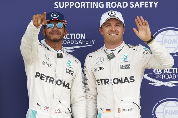 Formel 1 2016 Mercedes AMG Petronas Lewis Hamilton und Nico Rosberg in Silverstone in Startreihe 1 beim British GP F1 © Daimler AG